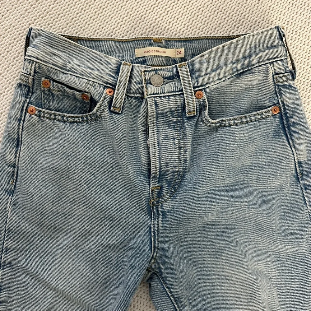 Levi's Light Wash Distressed Wedgie Straight Leg Jeans Size 24 - Picture 4 of 10
